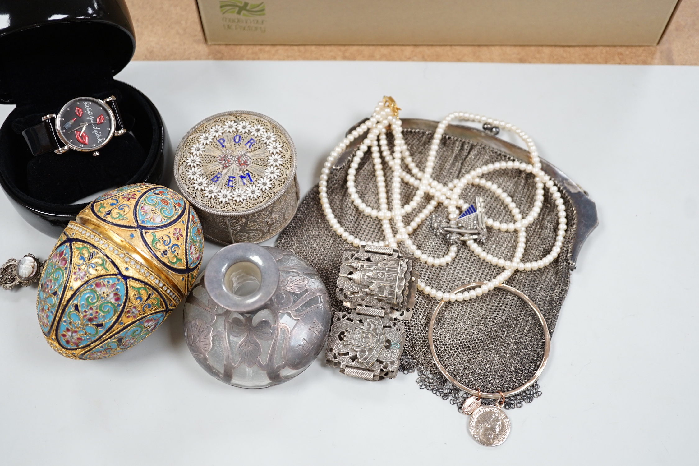 Sundry jewellery and other items including shell set bracelet and necklace, silver evening bag, jewellery boxes, yellow metal and gem set ring, etc.